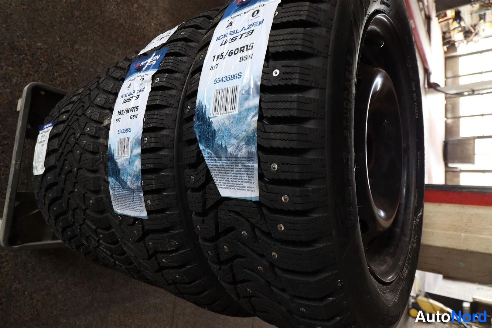 Yksityiskohta: Neljä uutta nastarenkaita Nokian Ice Blazer WST3 195/60 R15 pinotuilla vanteissa.