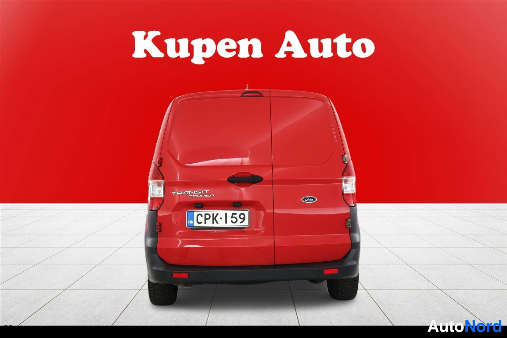 Takaa: Ford Transit Courierin takanäkyvys punaisella taustalla, rekisterikilpi