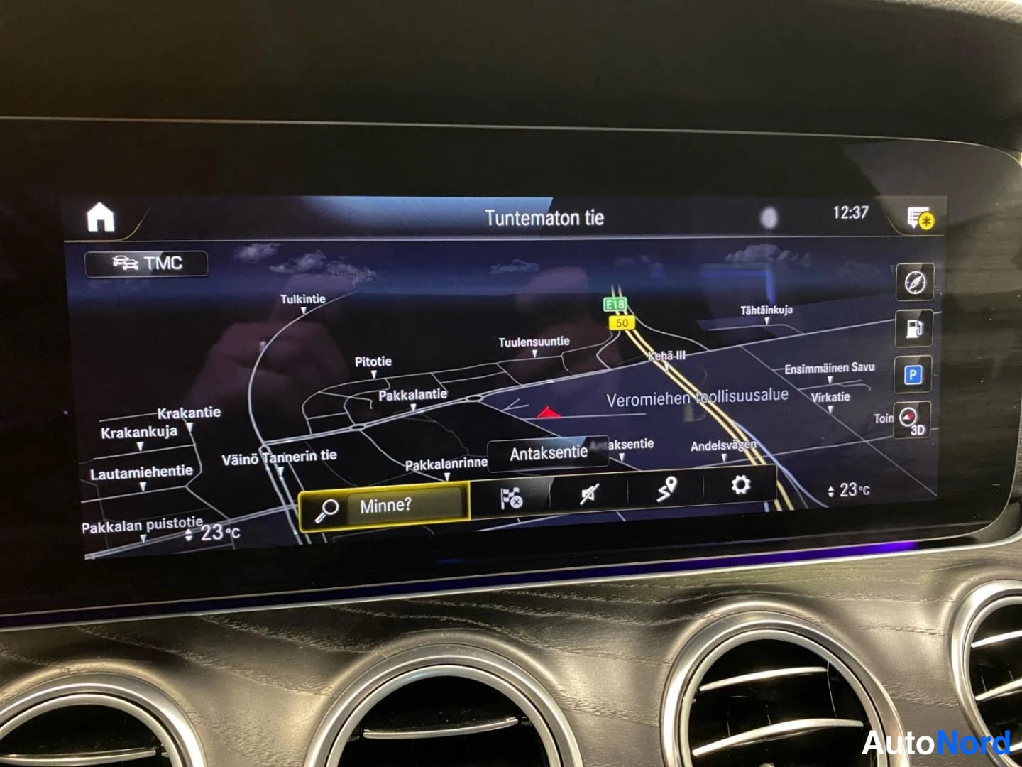 Yksityiskohta: Mercedes-Benzin karttanaätö näyttää navigointikarttaa Helsingin seudulla