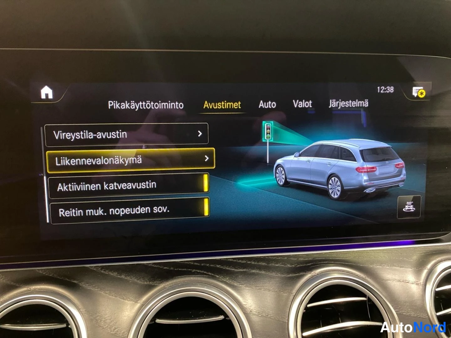 Ohjaamo: Avustimet-valikko jatkuu: Aktiivinen katveavustin ja reitin mukainen nopeudensäätö näkyvissä.