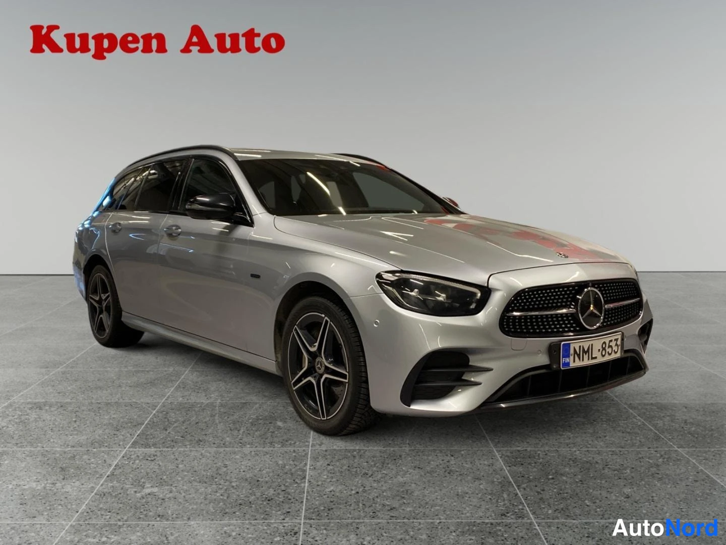 Etuviisto, nokka oikealle: Mercedes-Benz E-sarjan farmari Hopea Metallic -värillä, etukulmanäkymä oikealta.