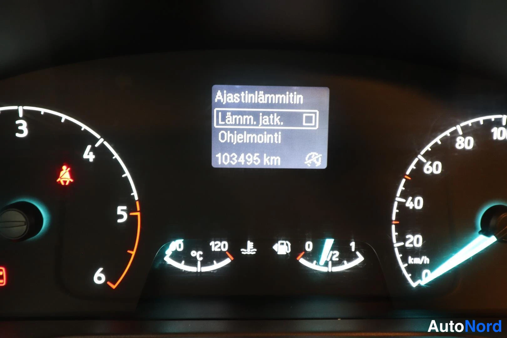 Yksityiskohta: Mittariston näyttö: 'Ajastinlämmitin', 'Lämm. jatk.' ja 'Ohjelmointi', matkamittari 103495 km.