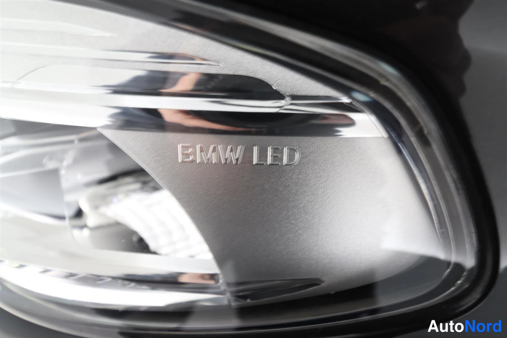 Yksityiskohta: Etufarin tarkempi kuva, jossa lukee 'BMW LED'.