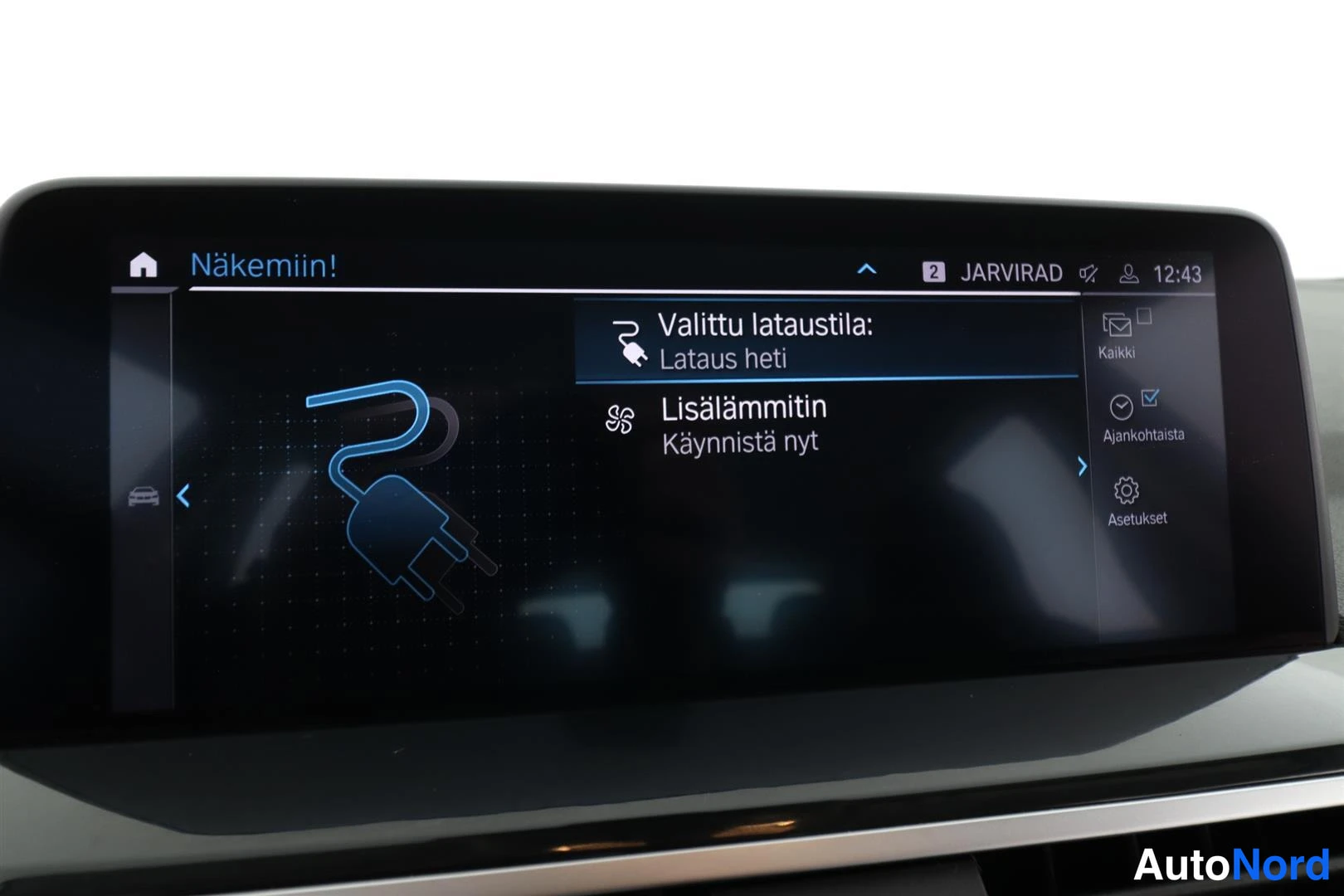 Ohjaamo: Infotainment-näyttö lataustilan valinta ja lisälämmitin -valikko