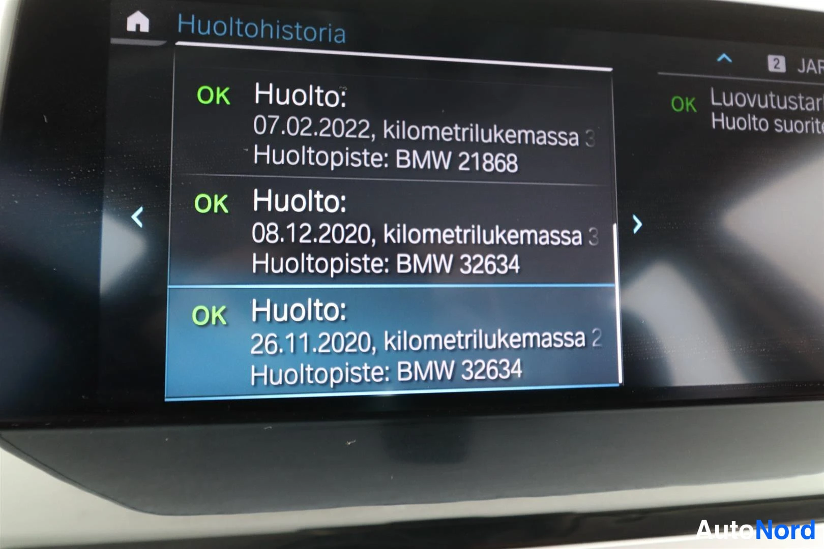 Yksityiskohta: Auton näytön huoltohistoria: huollot 26.11.2020, 08.12.2020 ja 07.02.2022, huoltopisteet BMW 32634 ja BMW 21868.