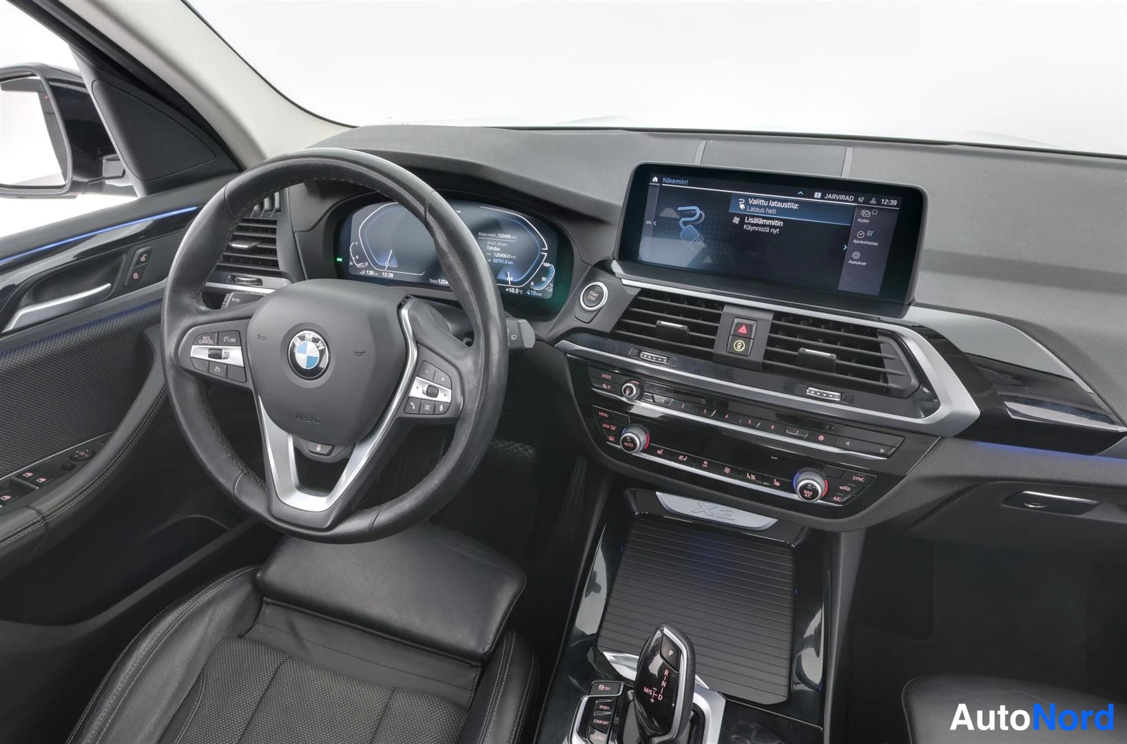 Ohjaamo: monitoimiohjauspyörä BMW, digitaalinen mittaristo ja karttanimittaristö.