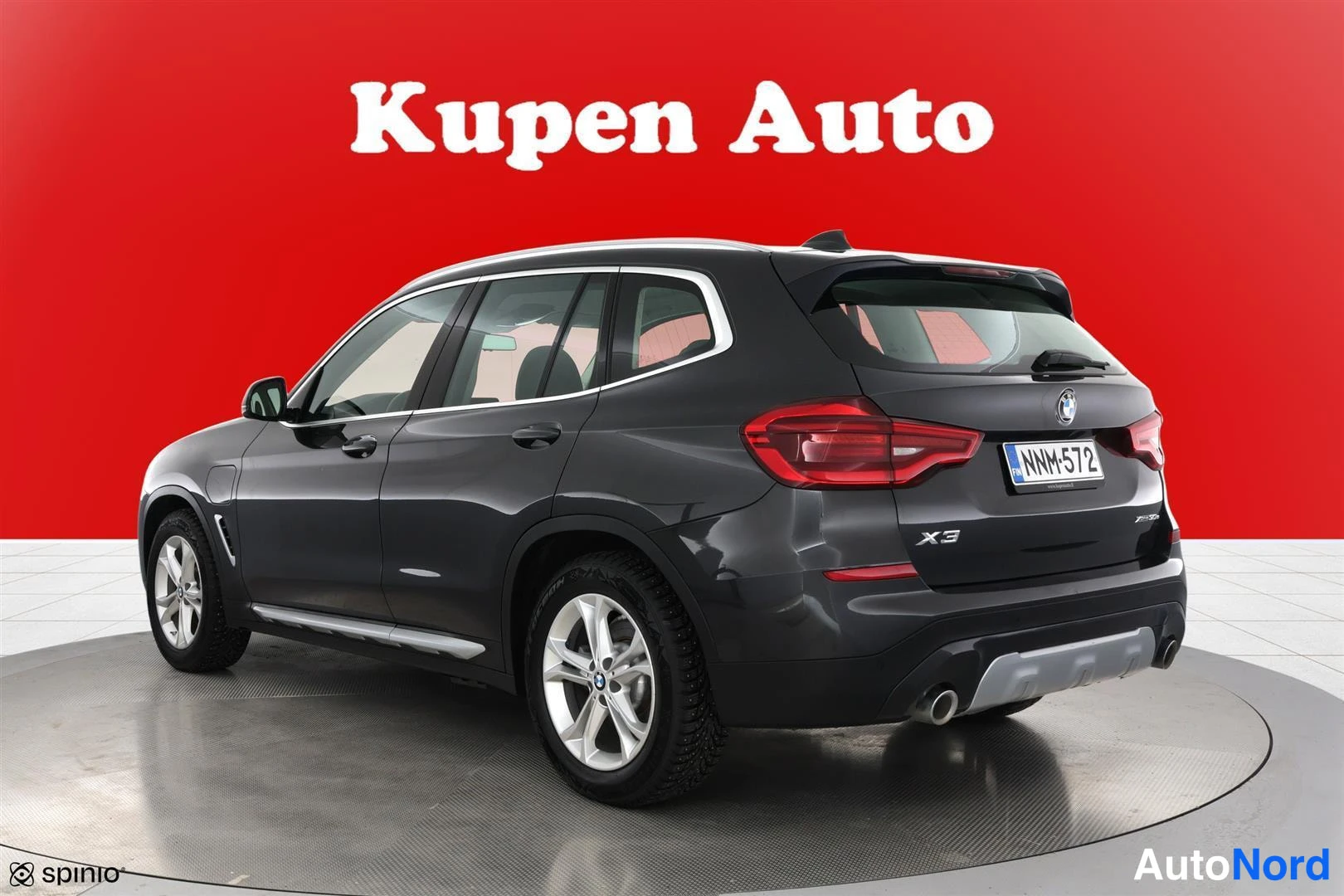 Takaviisto: BMW X3 takaapäin vasemmalta kuvattuna, perä ja sivu näkyvissä.