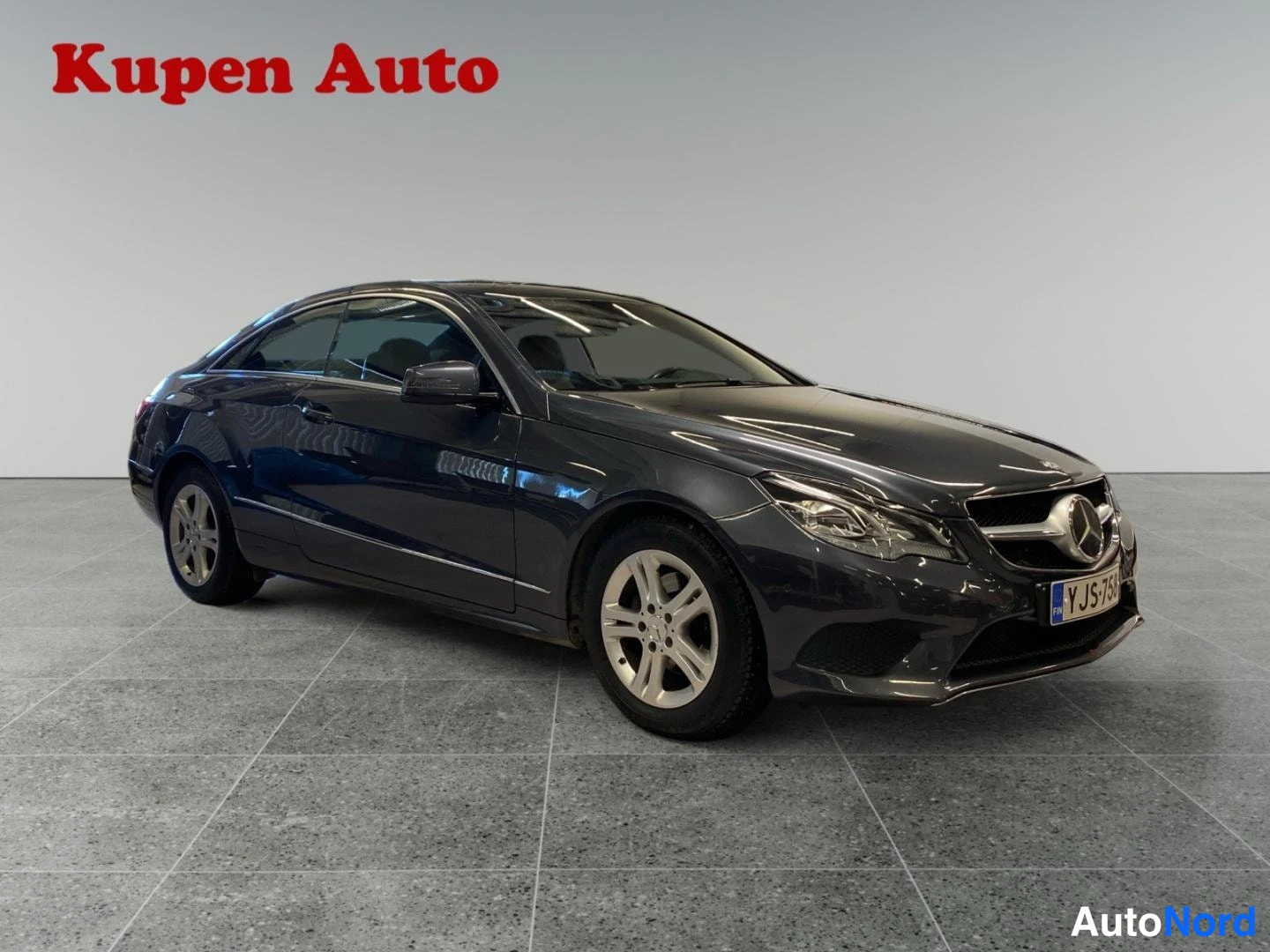 Etuviisto, nokka oikealle: Mercedes-Benz E-coupé etukulmasta oikealta kuvattuna, rekisteritunnus.