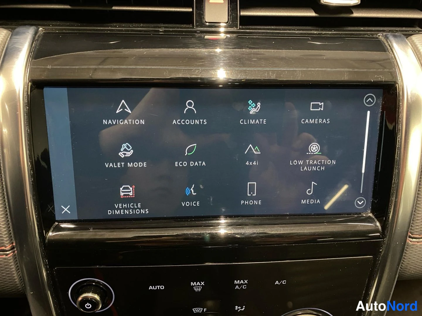 Ohjaamo: Infotainment-näytön valikko: NAVIGATION, ACCOUNTS, CLIMATE, CAMERAS, VALET MODE, ECO DATA, 4x4i, LOW TRACTION LAUNCH, VEHICLE DIMENSIONS, VOICE, PHONE, MEDIA.