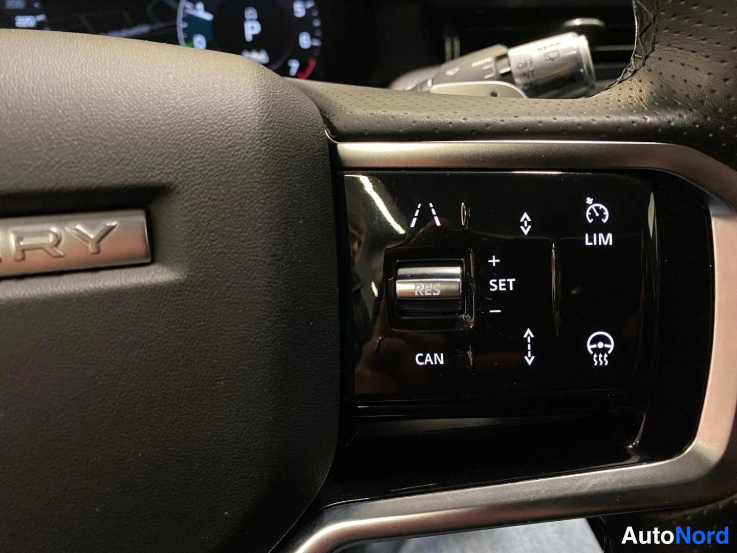 Yksityiskohta: Rattien vasemman puolen cruise control -painikkeet: RES, SET, CAN ja LIM.