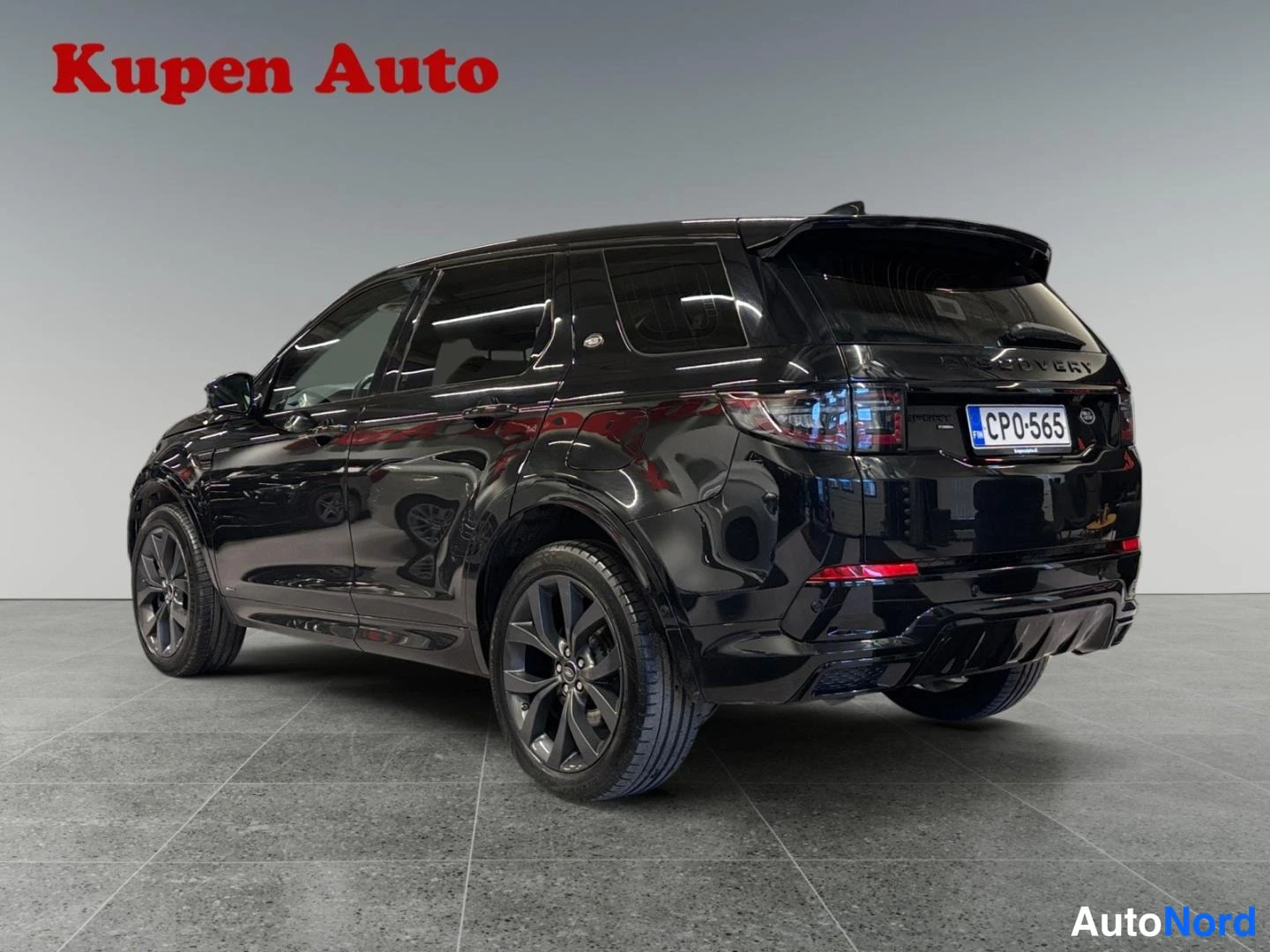 Takaviisto: Musta Land Rover Discovery Sport kulmatäkuvassa takaa vasemmalta, rekisteritunnus CP0-565.