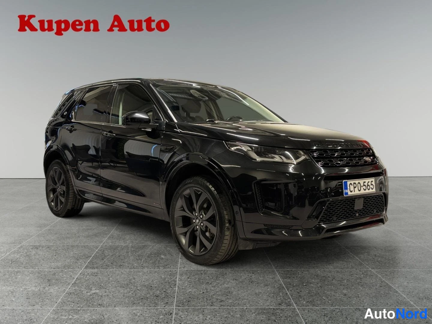 Etuviisto, nokka oikealle: Musta Land Rover Discovery Sport kulmatäkuvassa edestä oikealta, rekisteritunnus CP0-565.