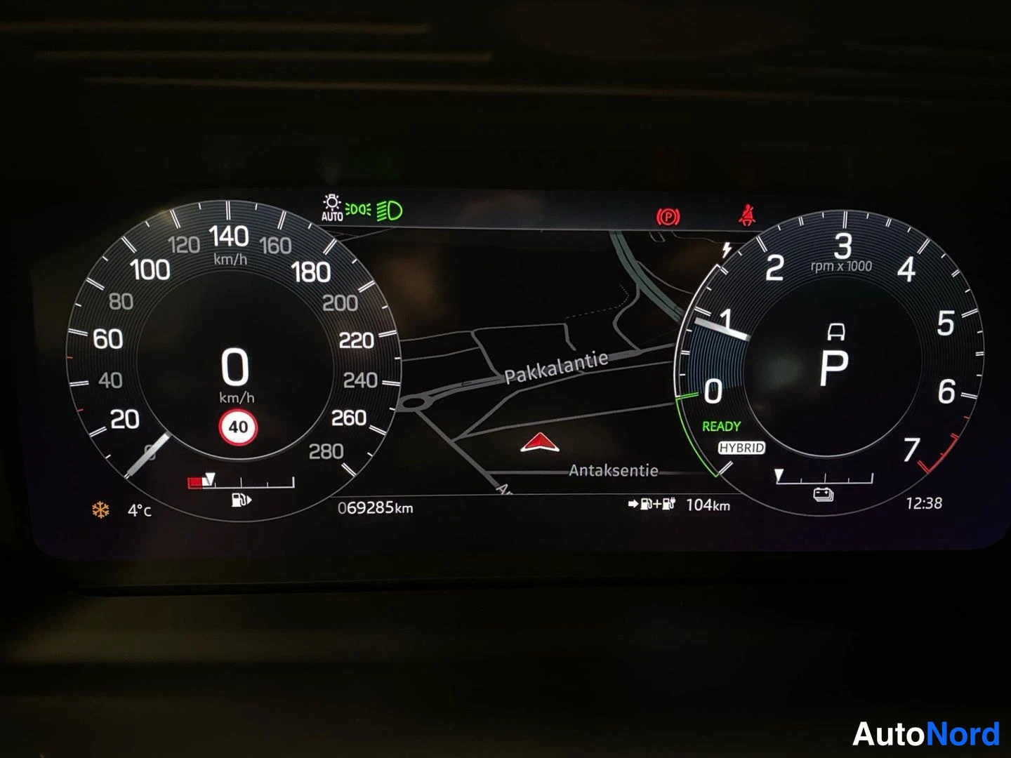 Yksityiskohta: Kojelaudan näyttö: 69285 km, HYBRID READY
