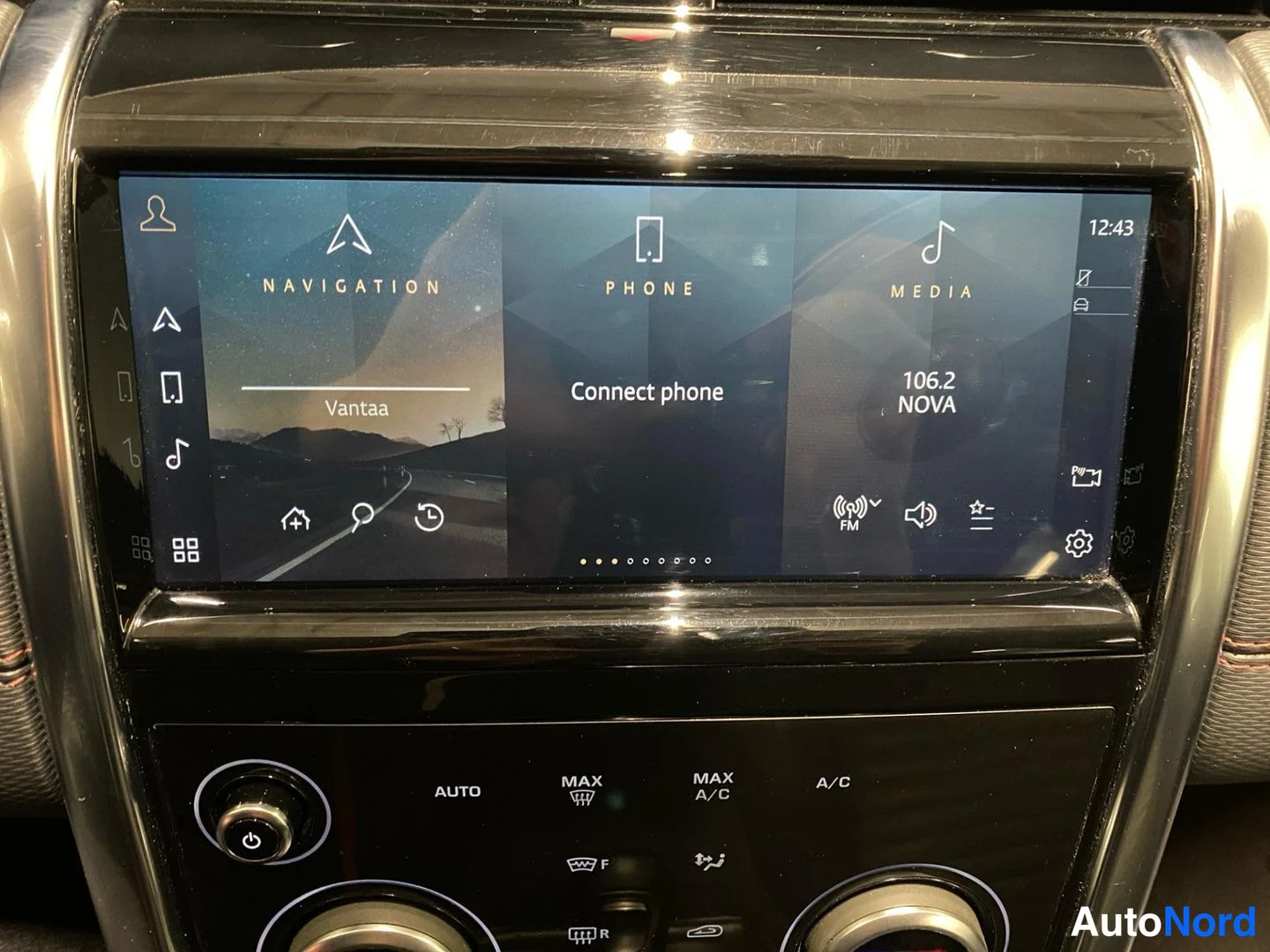 Ohjaamo: Infotainment-näytön päävalikko NAVIGATION-, PHONE- ja MEDIA-valikoilla, mediassa 106.2 NOVA; alla ilmastoinnin hallinta.