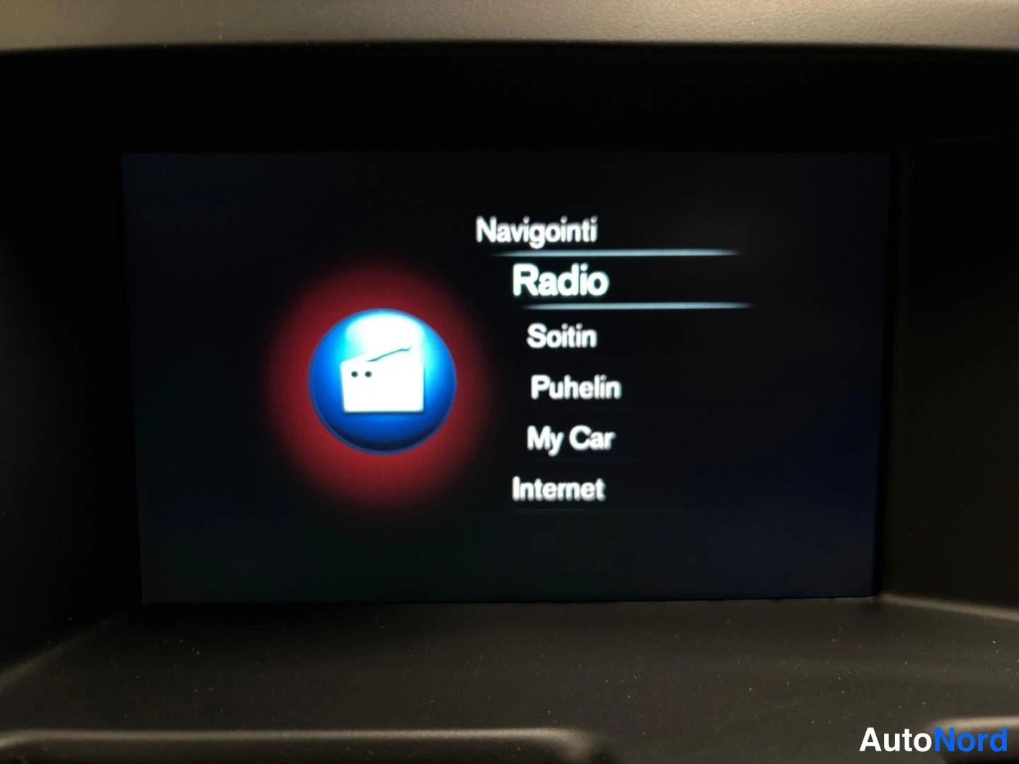 Yksityiskohta: Multimedianäytön valikko: Navigointi, Radio, Soitin, Puhelin, My Car, Internet.