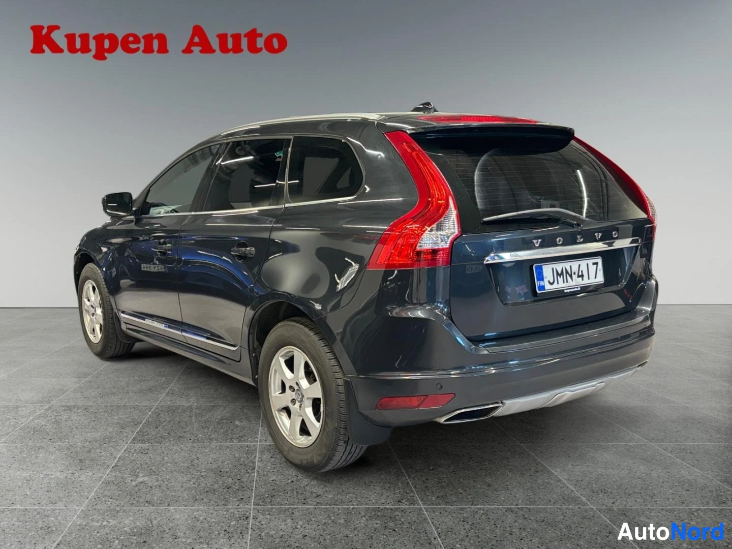 Takaviisto: Volvo XC60 takaviistosta, rekisterikilpi, koko auto näkyvissä.