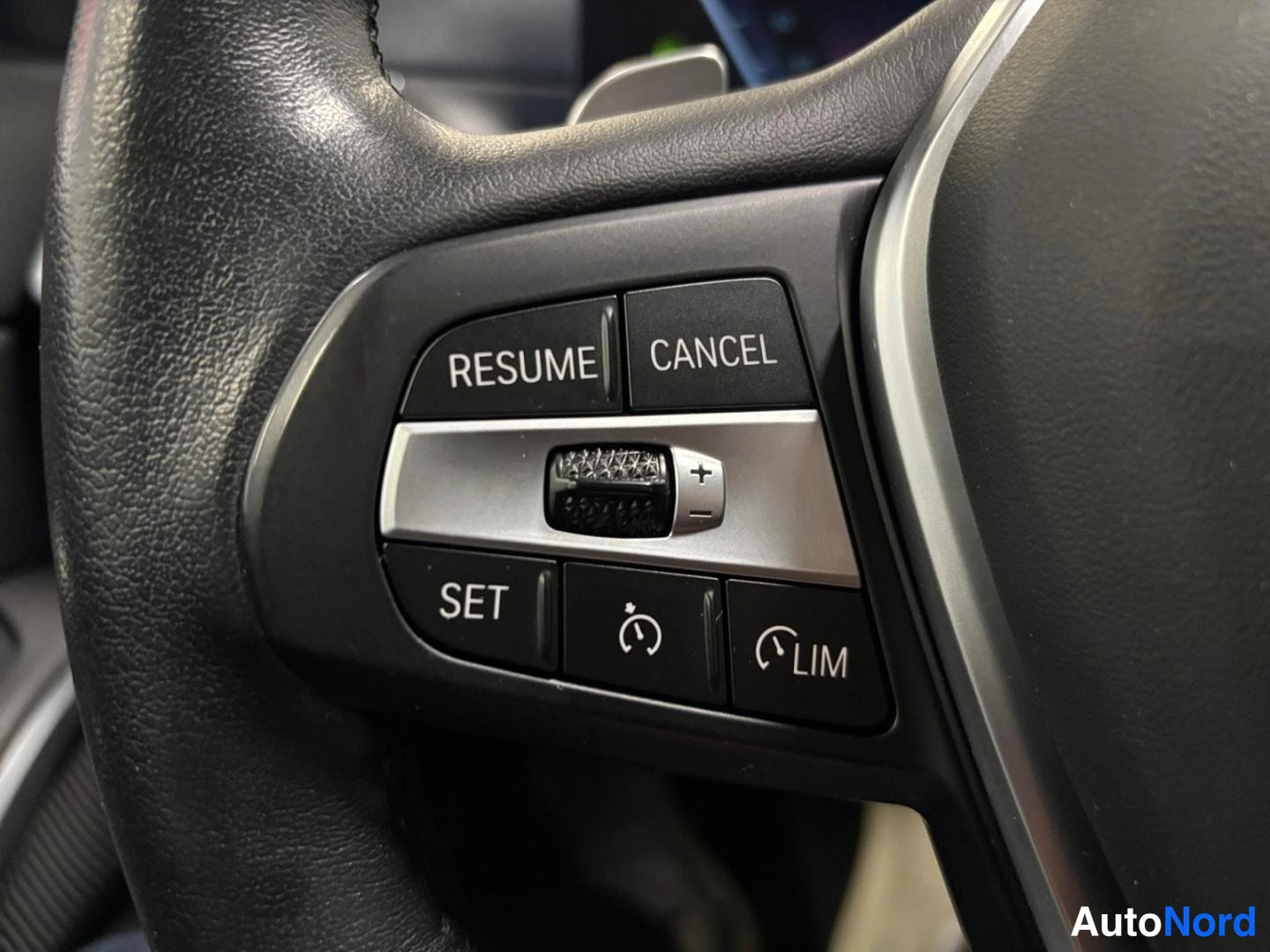 Yksityiskohta: Rattipainikkeet: RESUME, CANCEL, SET, +-vaihde ja LIM -rajoitin, cruise control -toiminnot.