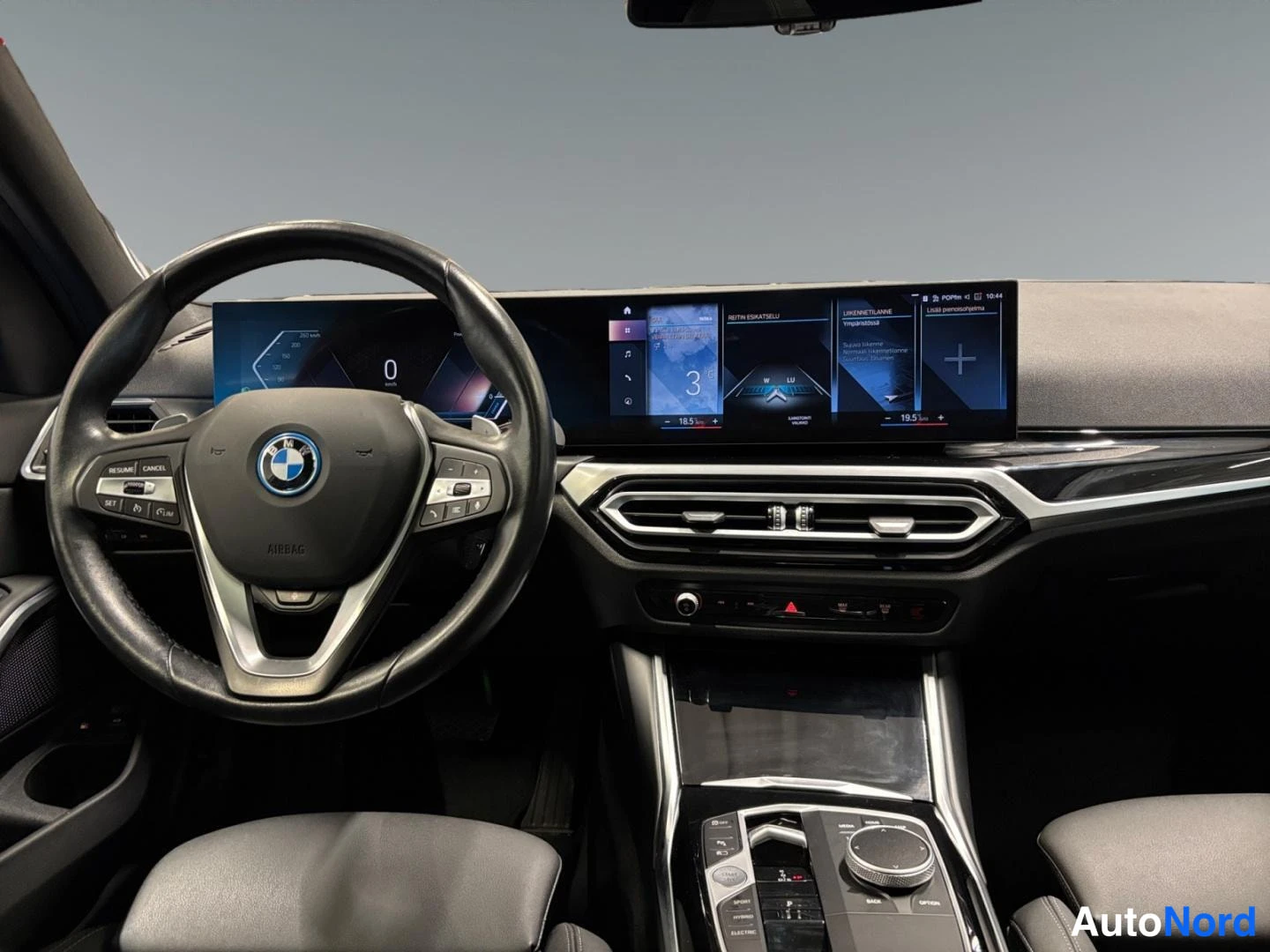 Muu: BMW-ohjauspyörä, leveä näyttöpaneeli ja keskikonsoli, musta sisusta.