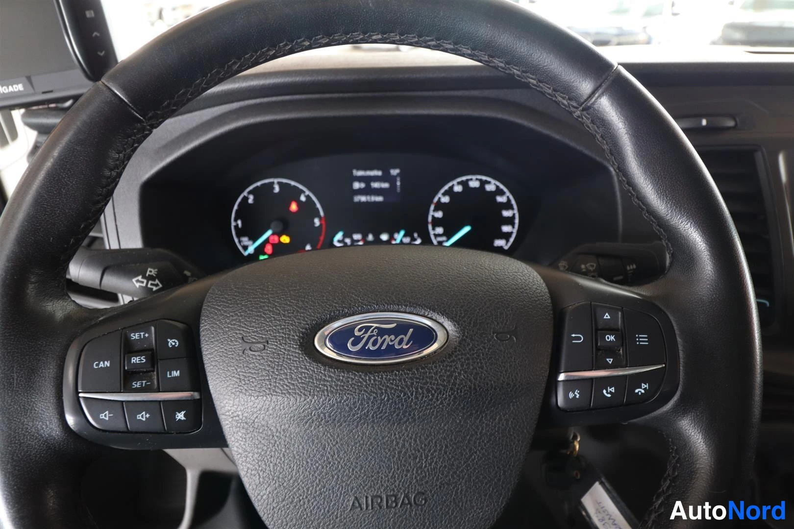 Ohjaamo: Ford-ohjauspyörä ja mittaristo, vasemmalla risteily- ja nopeudenrajoitin saintat.