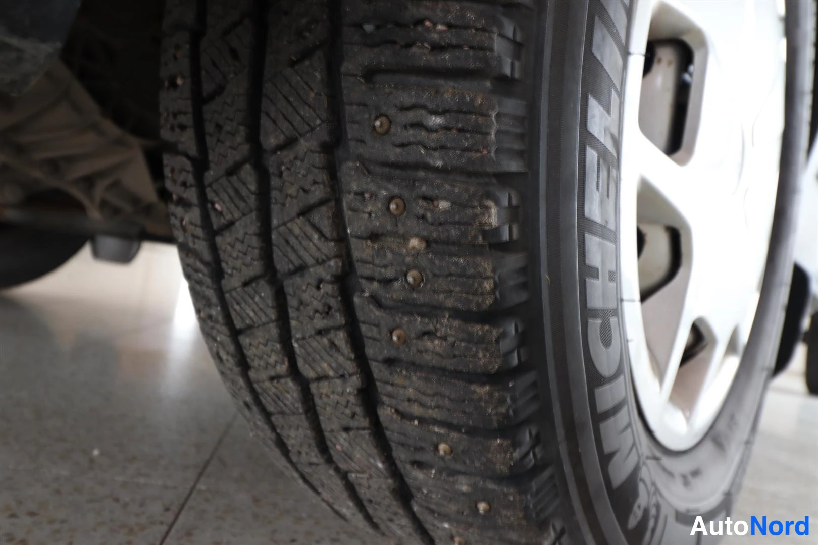 Yksityiskohta: Lähikuva nastarenkaasta, Michelin-merkintä kyljessä