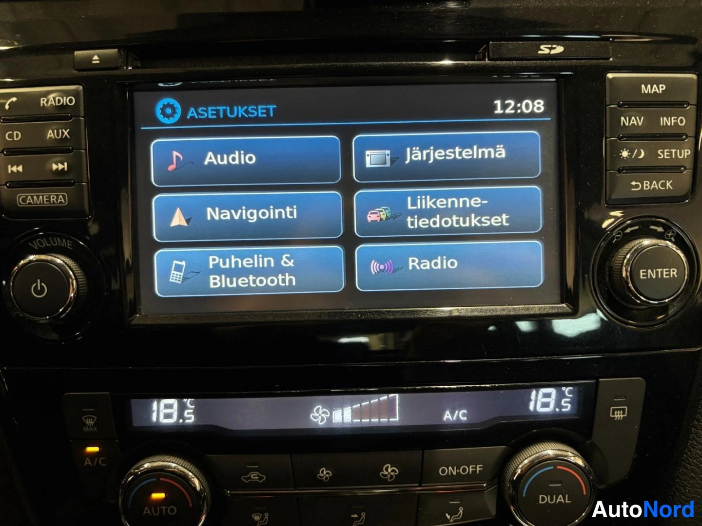 Ohjaamo: Asetukset-valikko näytöllä: Audio, Järjestelmä, Navigointi, Liikenne-tiedotukset, Puhelin & Bluetooth, Radio