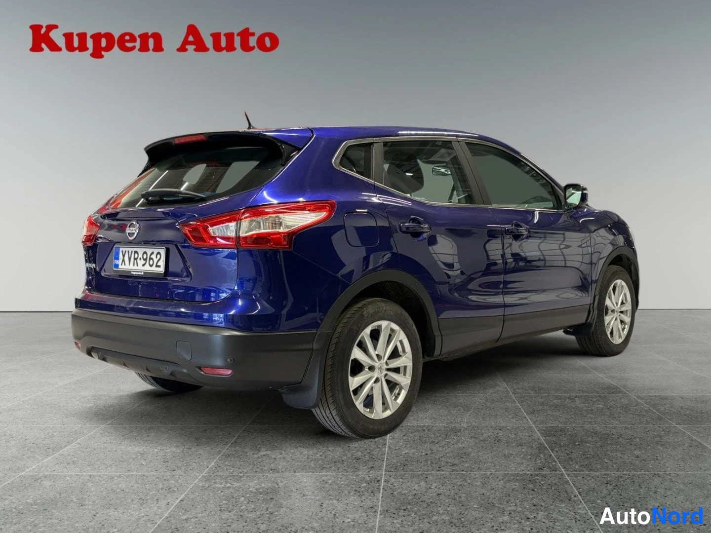 Takaviisto: Sininen Nissan Qashqai -farmurityyppisen maasturin takakulmanäkyvyys rekisterikilpi.