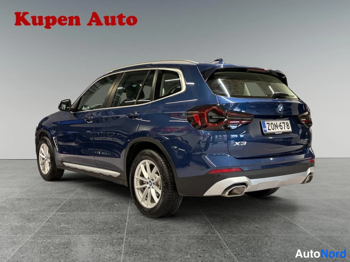 Takaviisto: Tummansininen BMW X3 takakulmanäkymästä, X3-merkintä takaluukussa ja EURO 6 -teksti sivussa.