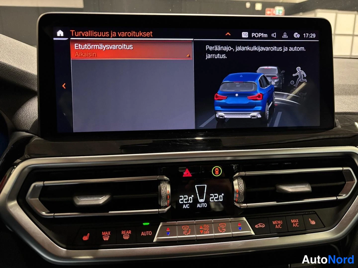 Ohjaamo: Infotainment-näytön turvallisuusvalikko näyttää etutörmäysvaroituksen ja peräänajo- sekä jalkakulkijavaroituksen asetukset.