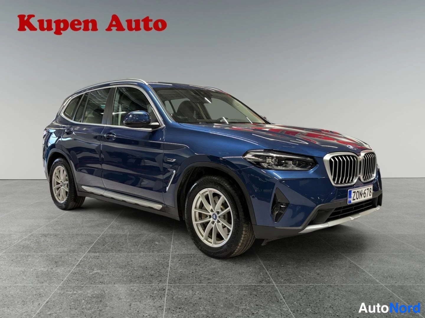 Etuviisto, nokka oikealle: Tummansininen BMW X3 kulmaetusnäkymä oikealta, rekisteritunnus.