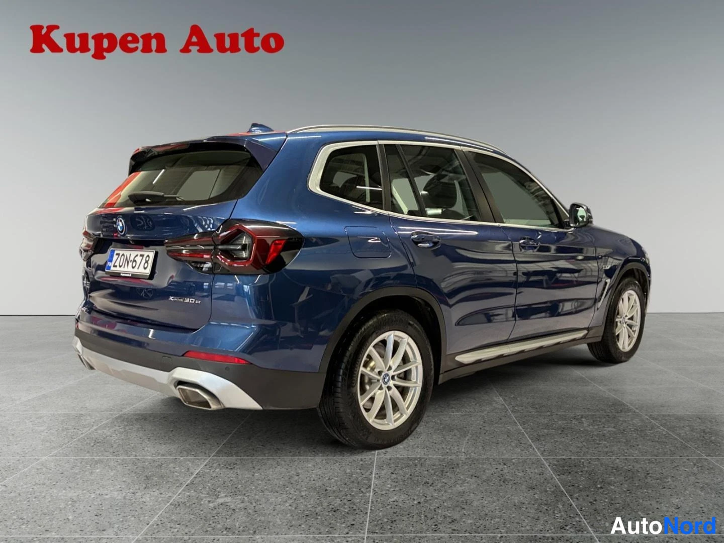Takaviisto: Tummansininen BMW X3 takakulmanäkymä, xDrive-merkintä takaluukussa.