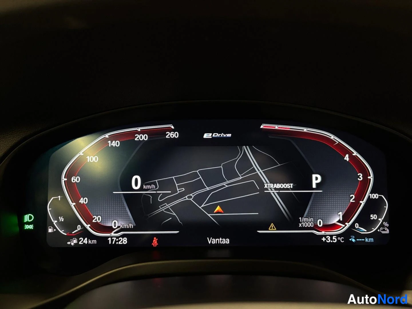 Yksityiskohta: Digitaalinen mittaristo: eDrive-merkintä, nopeus 0 km/h, vaihde P ja lämpötila +3,5 °C