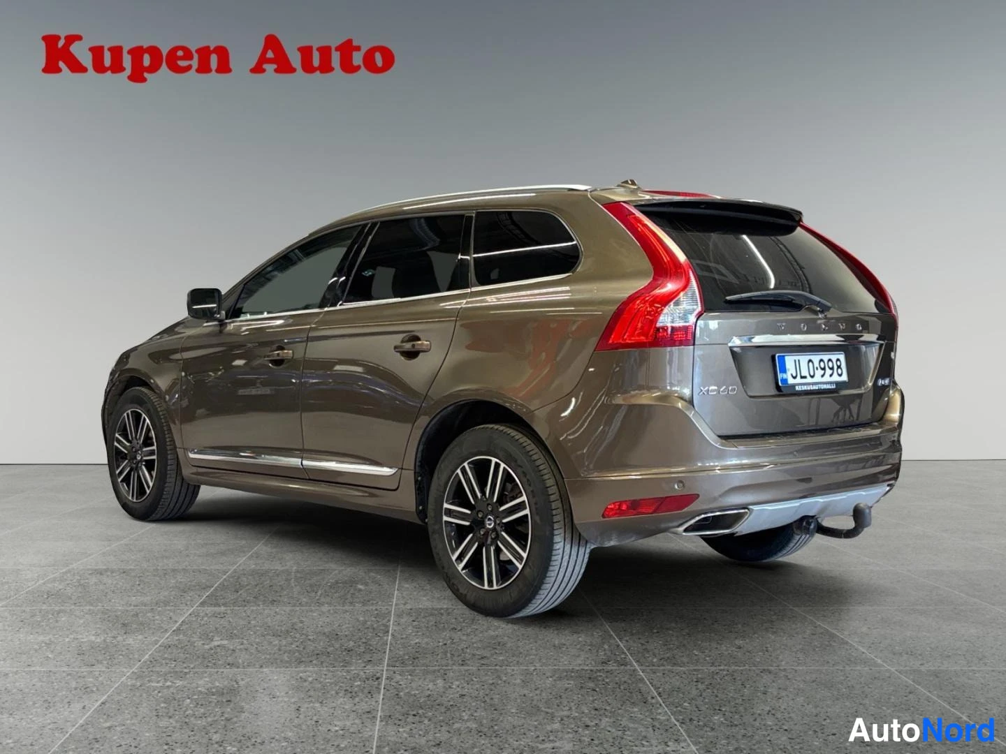 Takaviisto: Ruskea Volvo XC60 taka- ja sivulta, vetokoukku näkyvissä, rekisteritunnus JL0-998.