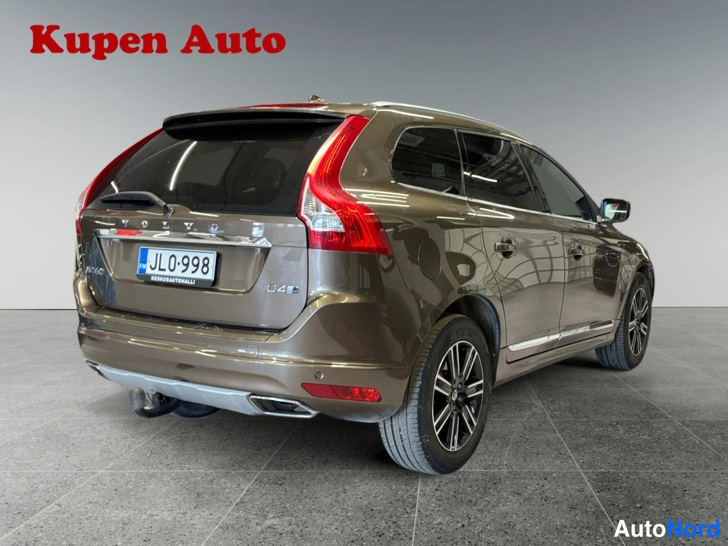 Takaviisto: Ruskea Volvo XC60 takaosan kulmakuva vasemmalta, D4-merkintä takaluukussa, vetokoukku näkyvissä.