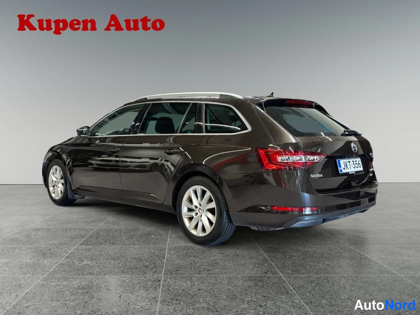 Takaviisto: Ruskean Skoda Superb Combin takakolmiveto vasemmalta sisätiloissa
