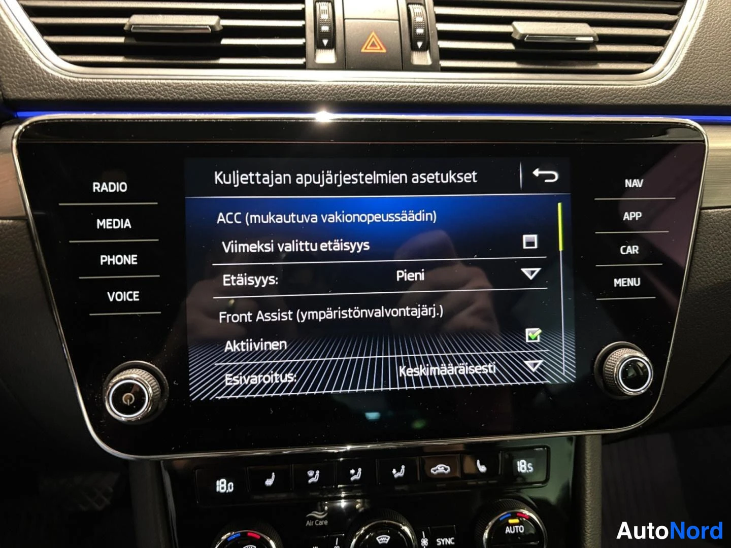 Ohjaamo: Infotainment-näytöllä ACC-mukautuva vakionopeudensäädin ja Front Assist -asetukset.