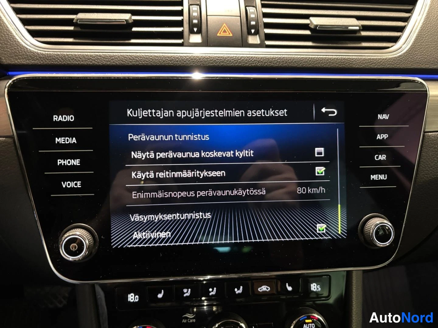 Ohjaamo: Infotainment-näytöllä perävaunun tunnistus- ja väsymyksentunnistusasetukset.