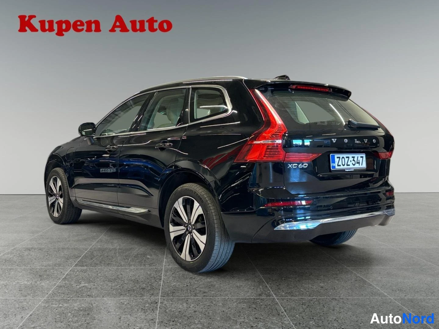 Takaviisto: Musta Volvo XC60 takaviistosta, XC60-teksti ja rekisteritunnus näkyvät takaluukussa.