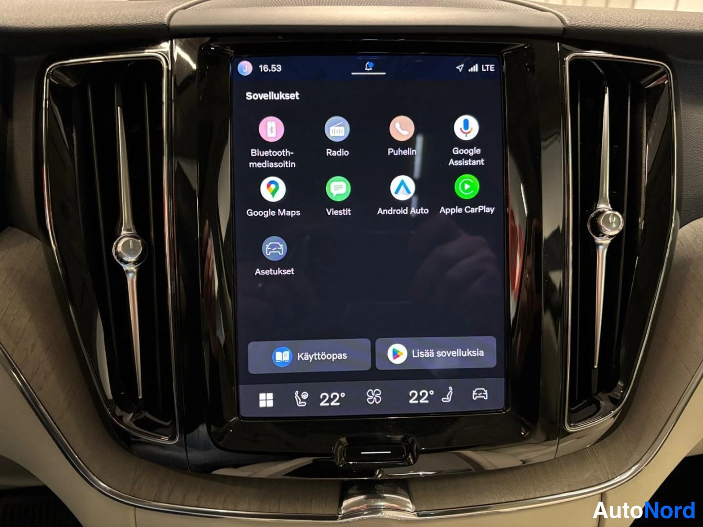 Ohjaamo: Keskikonsolin näyttö sovellusvalikossa, mm. Android Auto ja Apple CarPlay