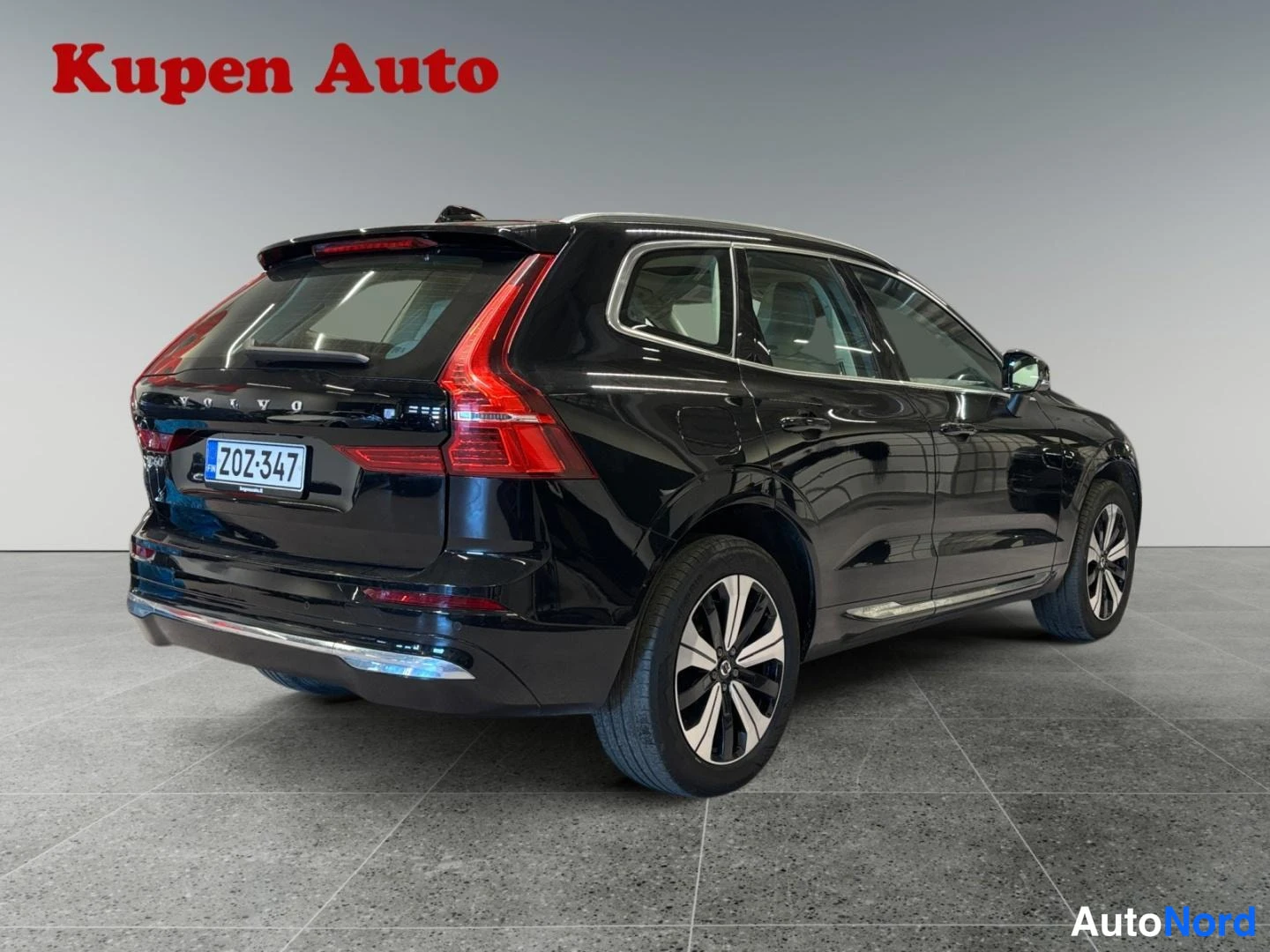 Takaviisto: Musta Volvo XC60 takaviistosta vasemmalta, rekisteritunnus.