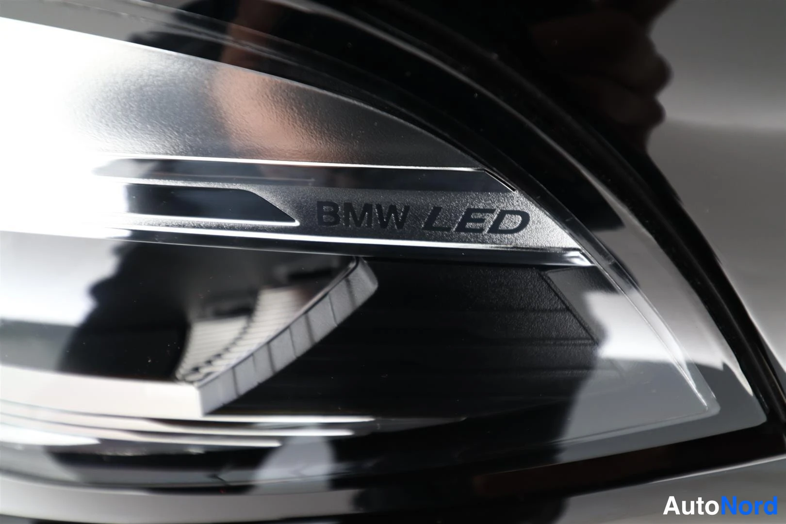Yksityiskohta: BMW LED -merkintä etulampun lasissa.