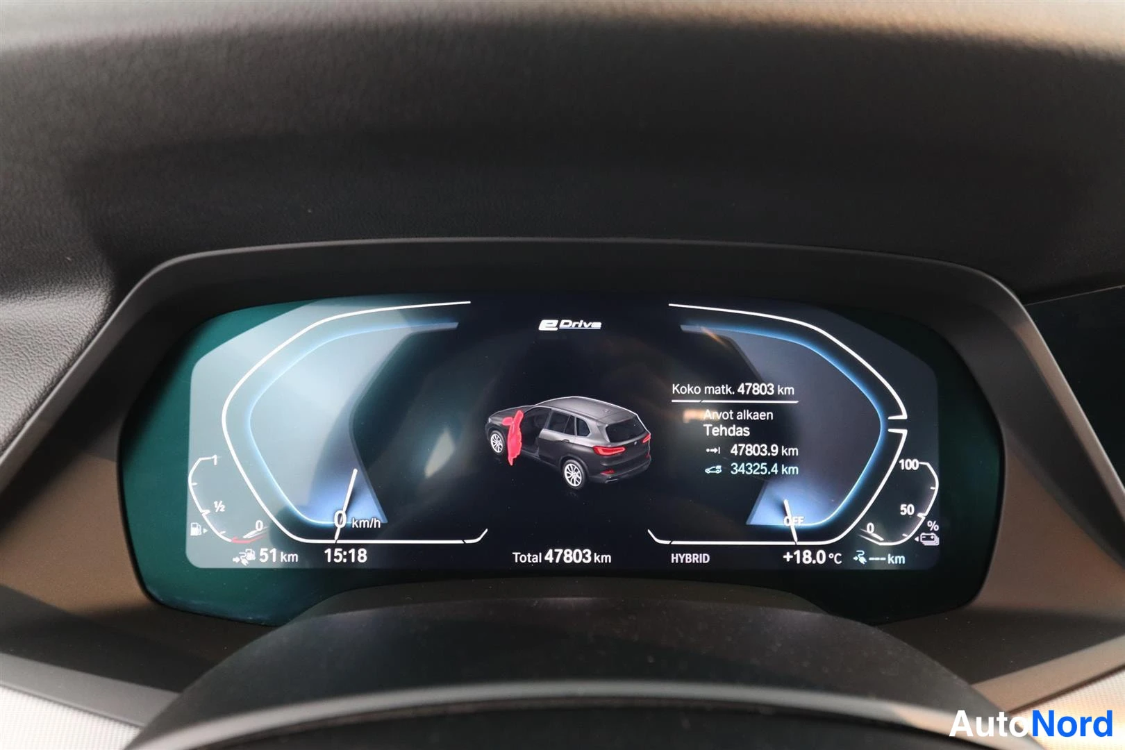 Yksityiskohta: Kojelaudan näyttö, kokonaislukema 47803 km, HYBRID-merkintä.