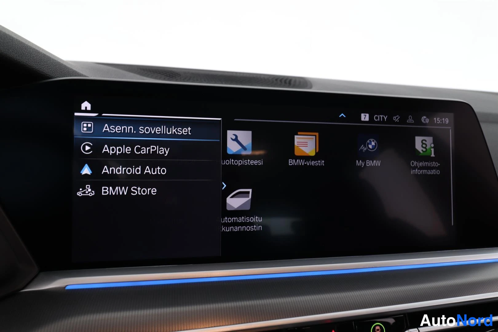 Ohjaamo: Keskinäyttö näyttää valikon, jossa vaihtoehtoina Apple CarPlay, Android Auto ja BMW Store.