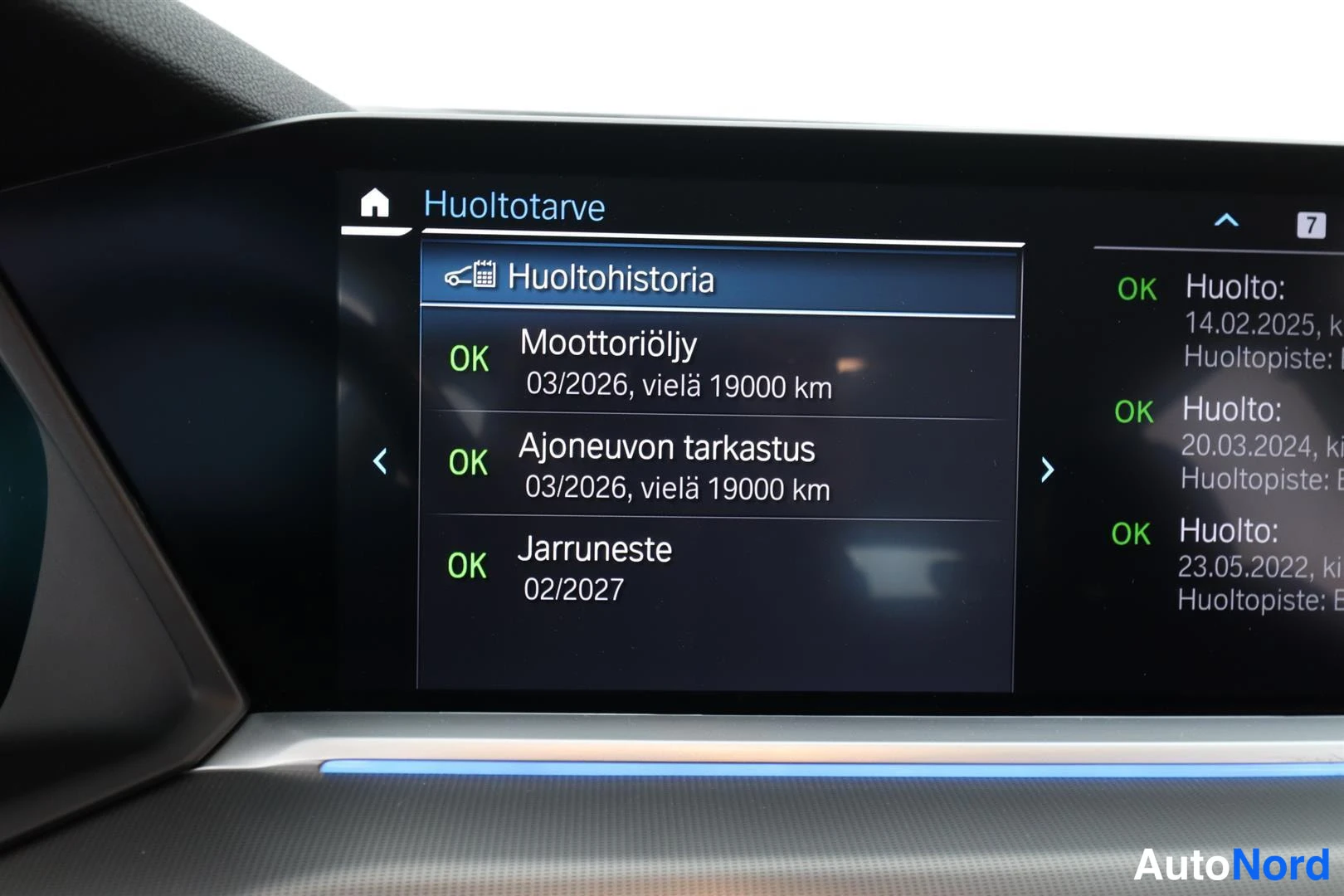 Ohjaamo: Keskinäytön huoltotarve -sivu: huoltohistoria, moottoriöljy OK 03/2026, ajoneuvon tarkastus 03/2026, jarruneste 02/2027.