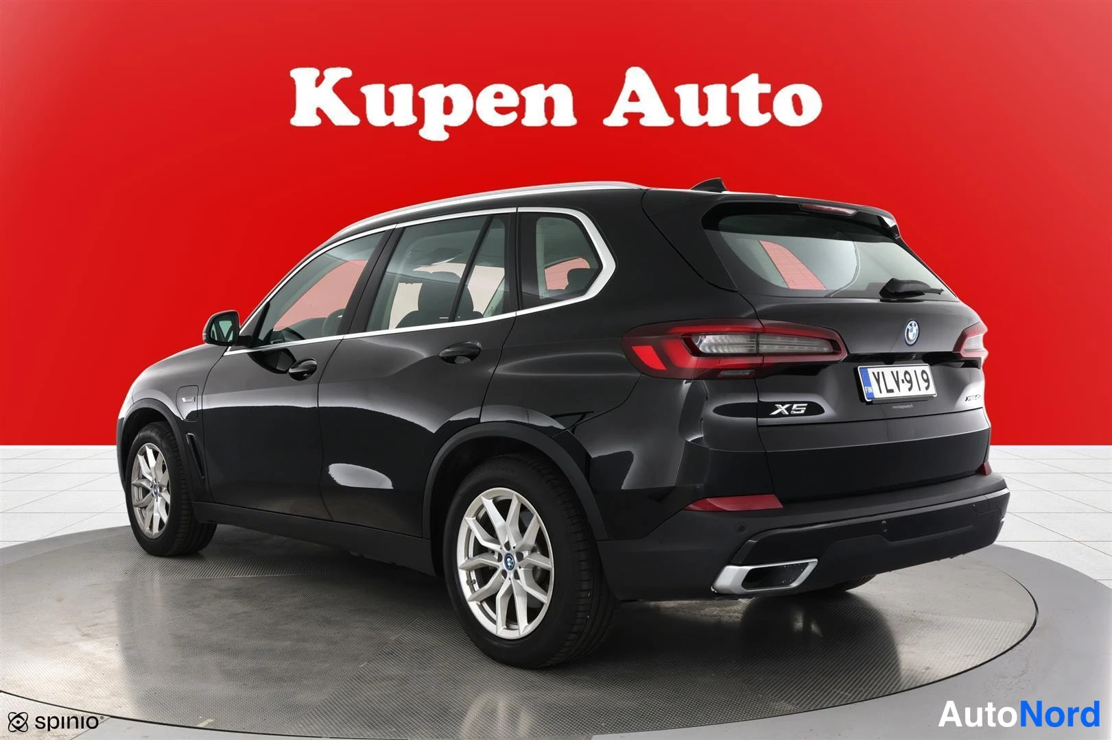 Takaviisto: Musta BMW X5:tä kulmassa takaa oikealta, X5-merkki ja -kilpi.