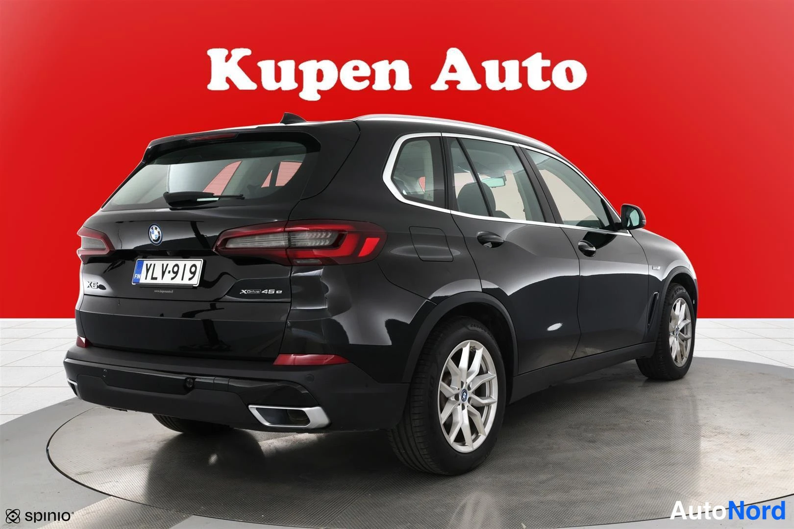 Takaviisto: Musta BMW X5 taka kolmasosakulma oikealta, rekisteritunnus.