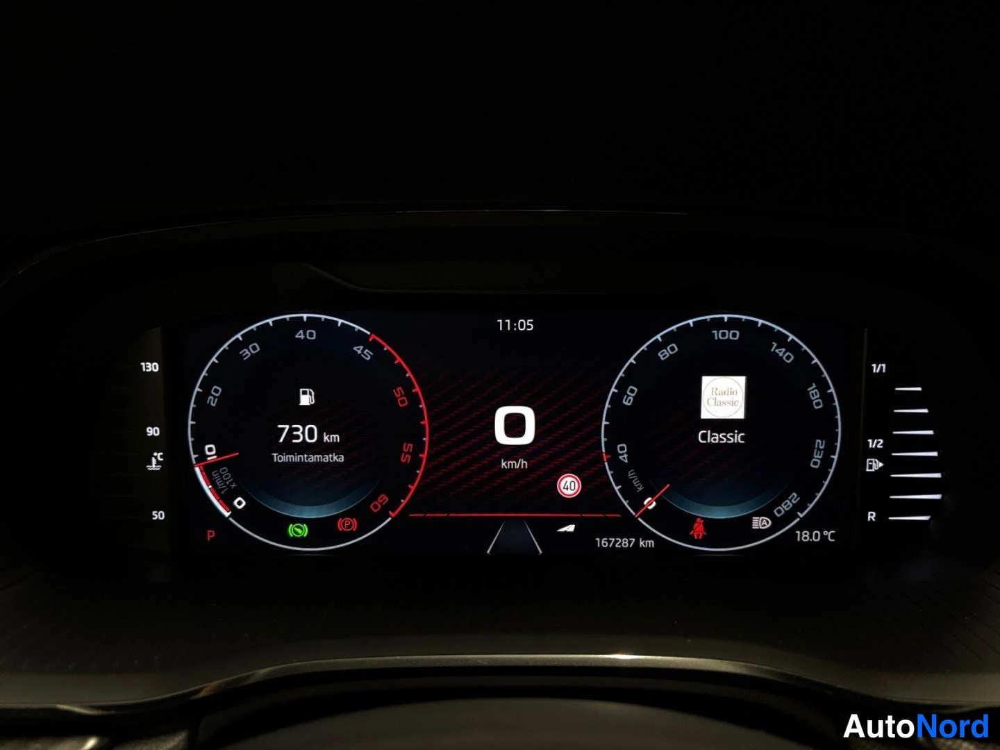 Ohjaamo: Digitaalinen mittaristo: kokonaislukema 167287 km, polttoainemittari ja vaihde P