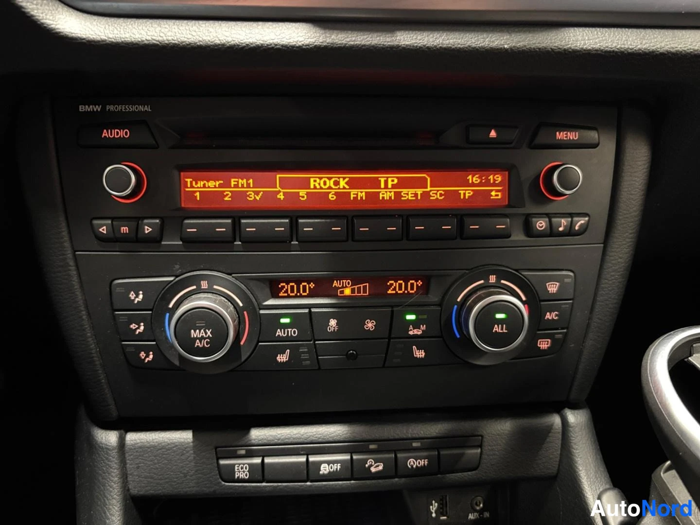 Yksityiskohta: BMW Professional -radio ja automaattinen ilmastointipaneeli, näytössä Tuner FM1 ROCK TP