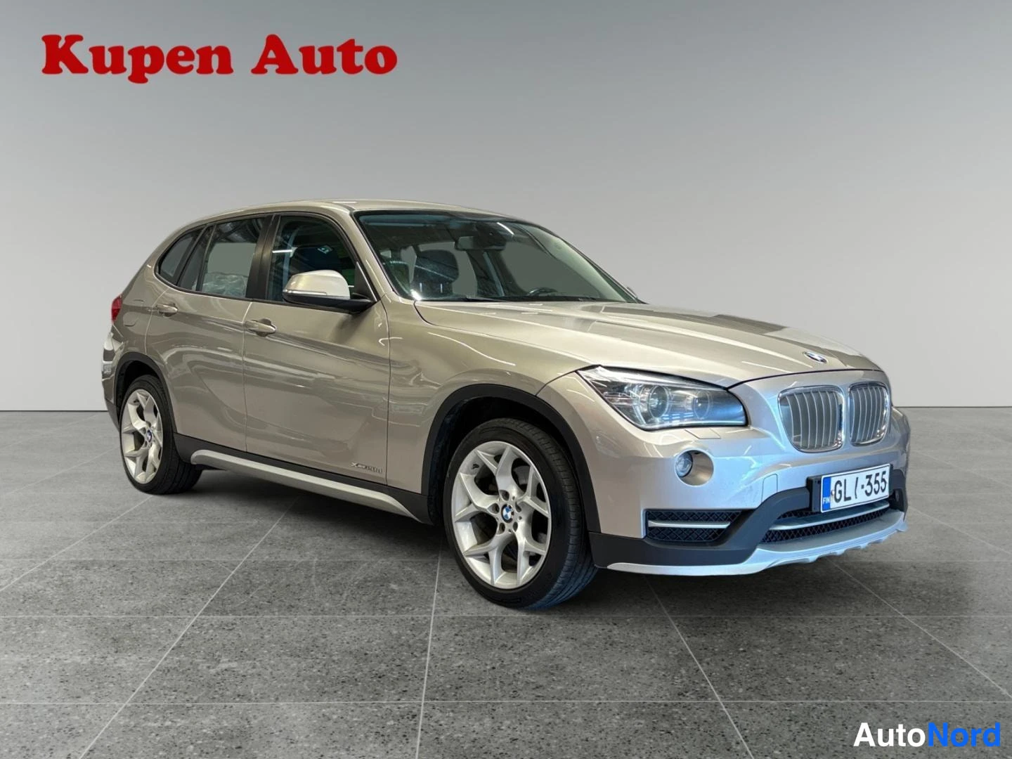 Etuviisto, nokka oikealle: BMW X1 etuviistosta oikealta, kevytmetallivanteet ja pyyhkäisyn­tunnistin tuulilasissa.