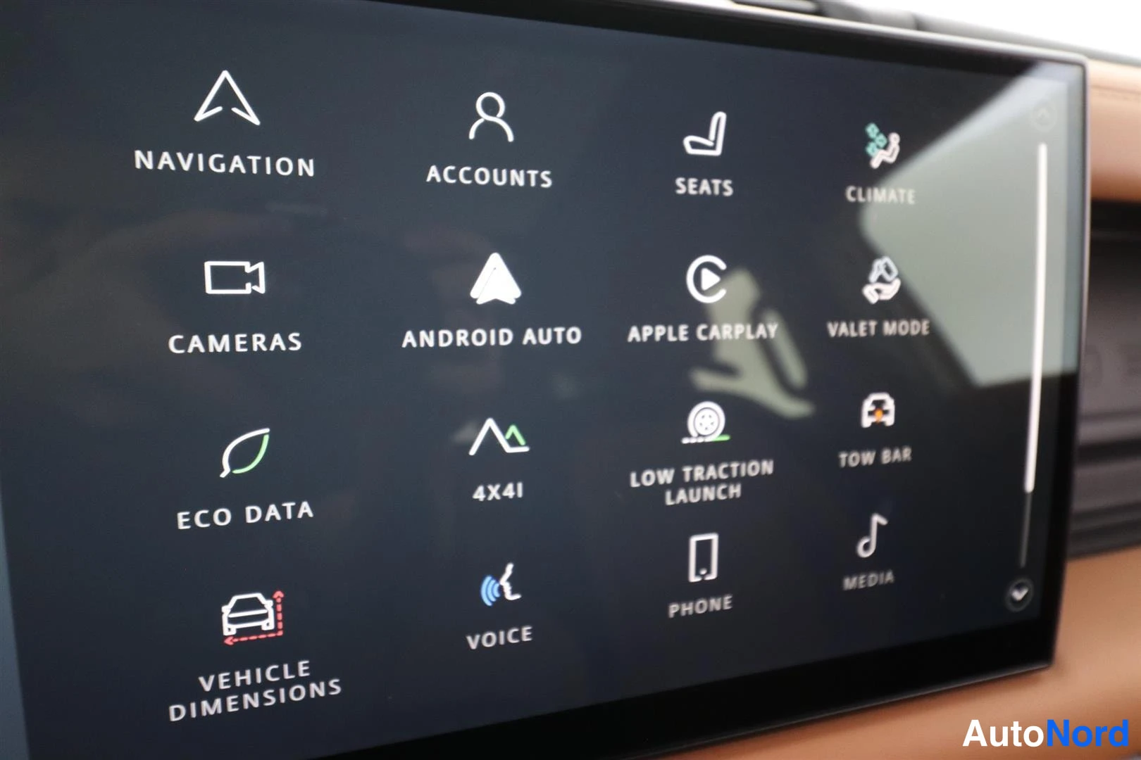 Yksityiskohta: Infotainment-järjestelmän valikko sovelluksilla kuten Navigation, Android Auto, Apple CarPlay