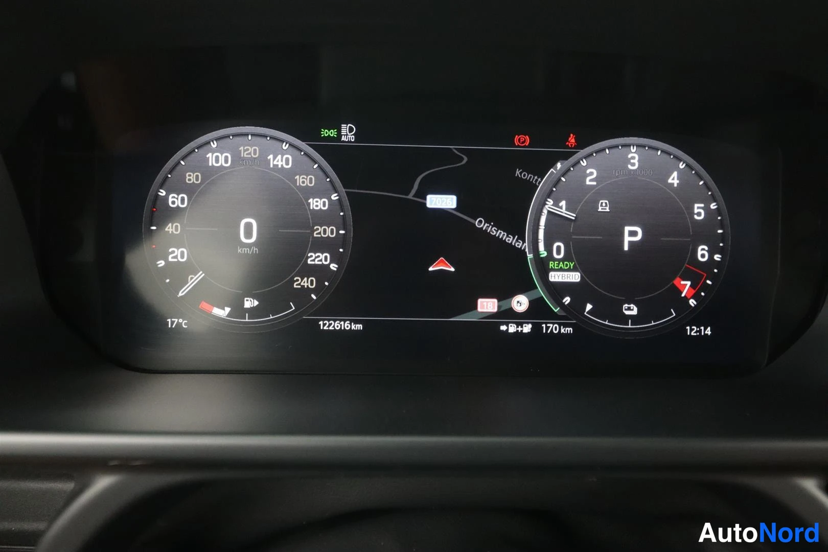 Yksityiskohta: Kojelaudan näyttö: mittarit, kartta, matkamittari 122616 km ja HYBRID-merkintä
